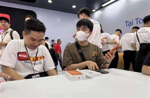 Tết iPhone trở lại: Người dùng Việt nô nức 